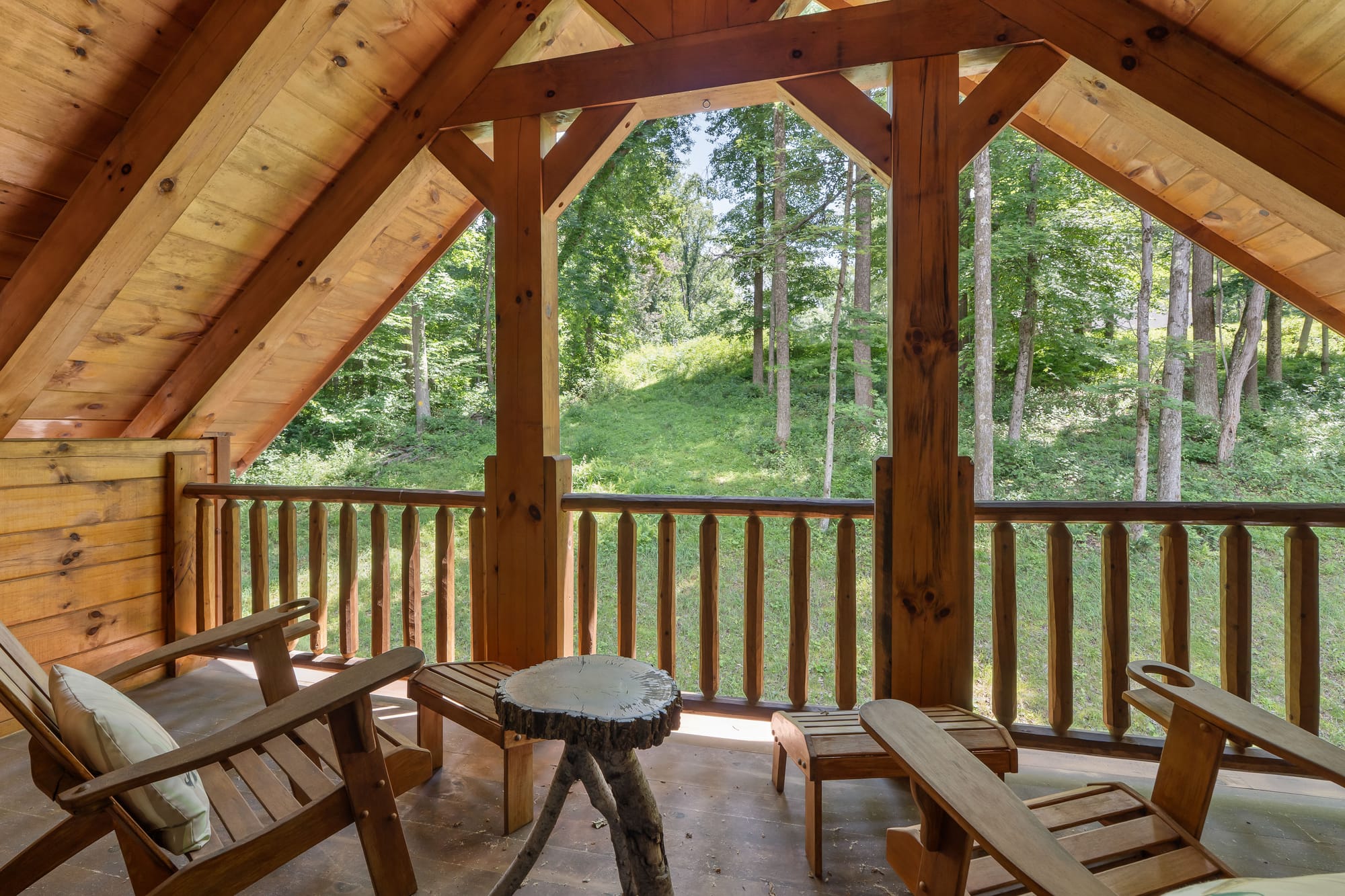 Hocking Hills luxury lodge with second level outdoor living space