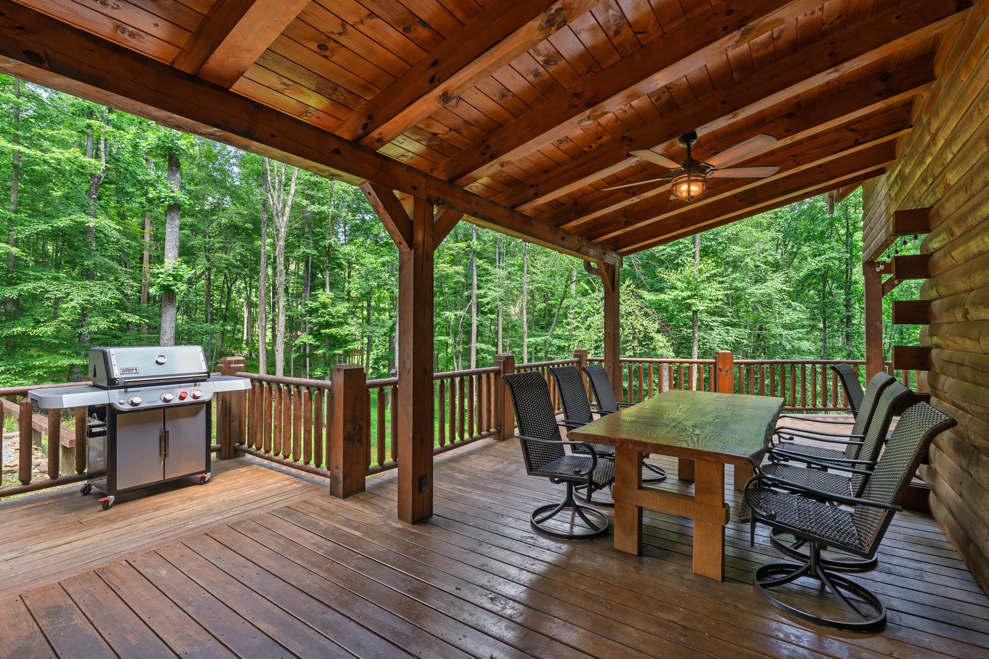 Outdoor dining and cooking at Hocking Hills luxury lodge